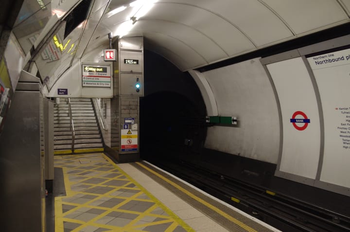 Northern Line platform at Bank station. Photo by Matt Buck via Wikimedia Commons (CC BY-SA 2.0).